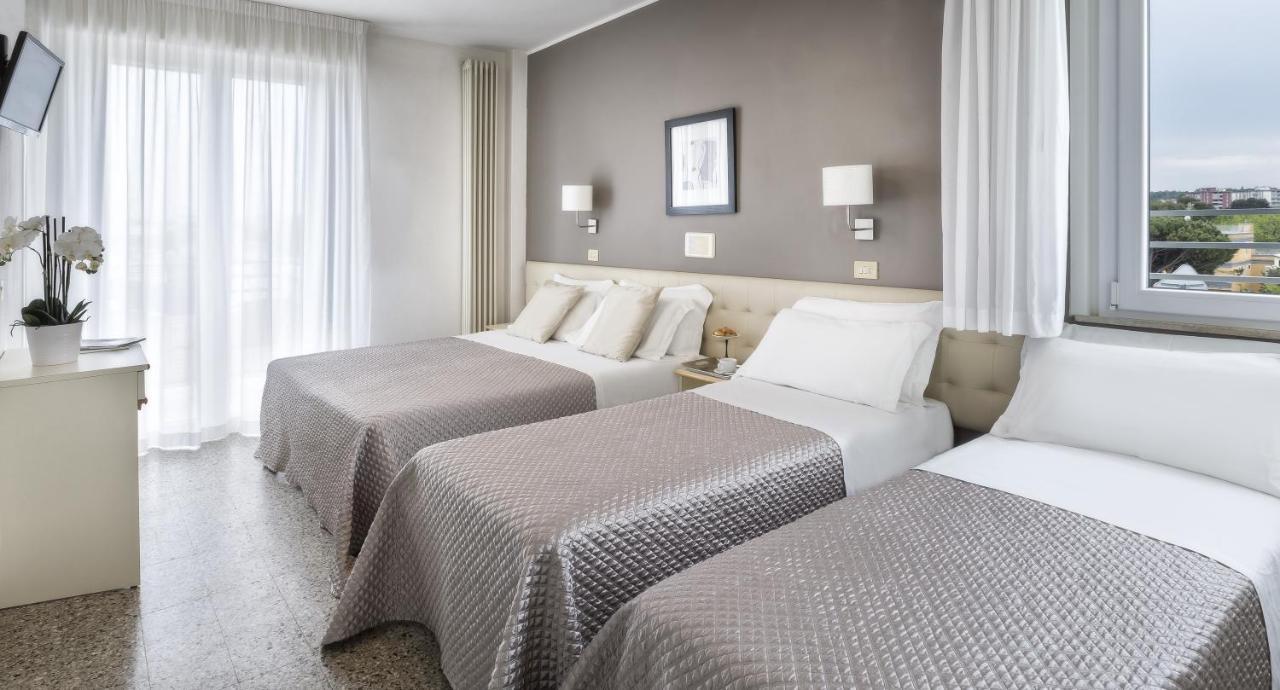 Hotel Carignano Riccione Luaran gambar
